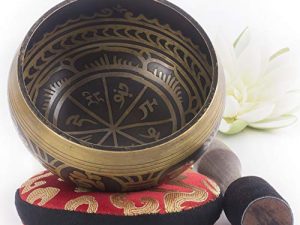 مجموعة وعاء الغناء التبتي ~ سهل اللعب مع مهاجم ووسادة بطرفين ~ صوت جميل للشفاء الشامل وتخفيف التوتر والتأمل والاسترخاء ~ نمط الامتنان ~ وعاء بني فاتح عتيق