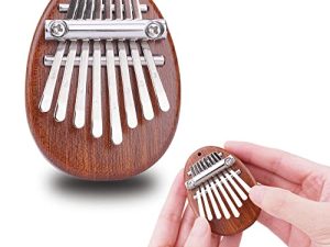 Wellerly 8 Key Mini Kalimba Thumb Piano - ألعاب موسيقى للتخلص من الإجهاد - بيانو Mbira Likembe Sanza - هدايا موسيقية على شكل قلادة ماريمبا محمولة للأطفال والكبار - شكل بيضاوي