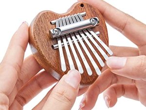 Lronbird Mini 8 Key Kalimba Thumb Piano هدايا للأطفال المبتدئين لعشاق الموسيقى ، إكسسوارات سلسلة مفاتيح على شكل أداة لطيفة ، زينة رائعة على شكل بيانو لشجرة الكريسماس (القلب)